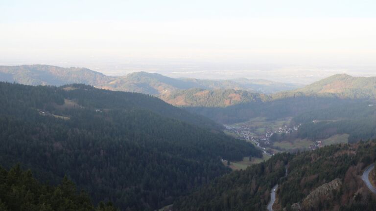 Dieses Bild zeigt eine Webcam-Aufnahme vom Achertal, aufgenommen am Donnerstag, den 18.12.2025 um 09:10 Uhr. Die Temperatur betrug 5.9°C.