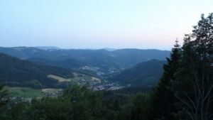 Dieses Bild zeigt eine Webcam-Aufnahme vom Achertal, aufgenommen am Donnerstag, den 18.06.2026 um 21:50 Uhr. Die Temperatur betrug 26.1°C.