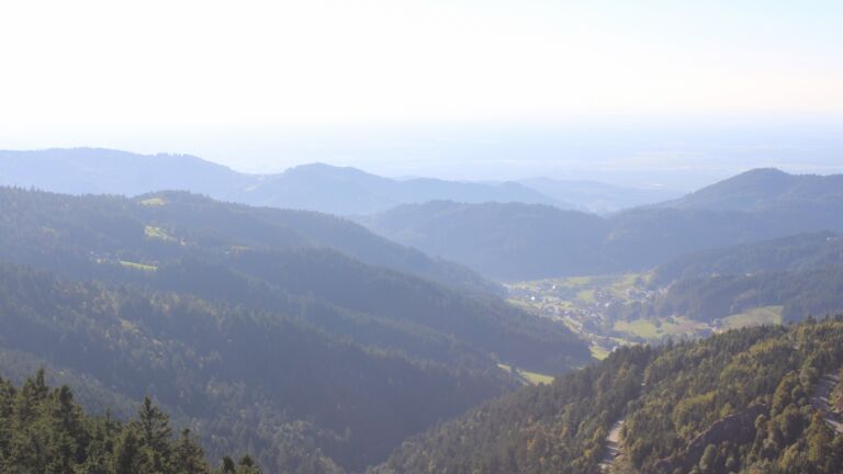 Dieses Bild zeigt eine Webcam-Aufnahme vom Achertal, aufgenommen am Freitag, den 19.09.2025 um 17:20 Uhr. Die Temperatur betrug 25.6°C.