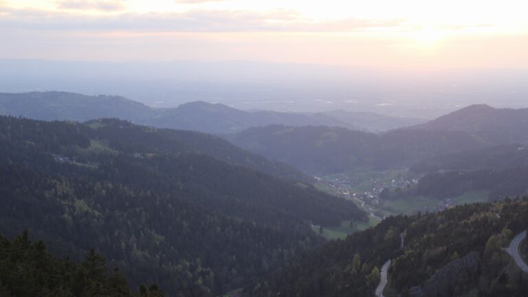 Dieses Bild zeigt eine Webcam-Aufnahme vom Achertal, aufgenommen am Samstag, den 18.04.2026 um 20:10 Uhr. Die Temperatur betrug 12.7°C.