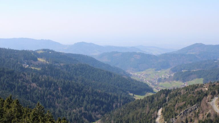 Dieses Bild zeigt eine Webcam-Aufnahme vom Achertal, aufgenommen am Freitag, den 20.03.2026 um 13:30 Uhr. Die Temperatur betrug 10.1°C.