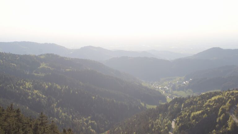 Dieses Bild zeigt eine Webcam-Aufnahme vom Achertal, aufgenommen am Samstag, den 25.04.2026 um 19:00 Uhr. Die Temperatur betrug 13.9°C.