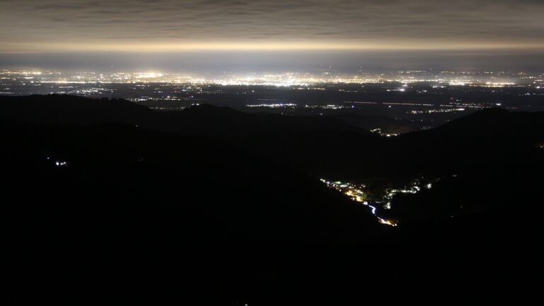 Dieses Bild zeigt eine Webcam-Aufnahme vom Achertal, aufgenommen am Donnerstag, den 16.10.2025 um 22:30 Uhr. Die Temperatur betrug 5.9°C.