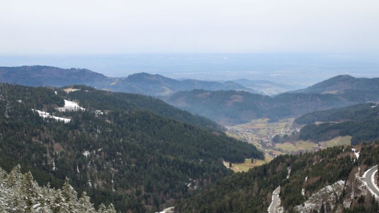 Dieses Bild zeigt eine Webcam-Aufnahme vom Achertal, aufgenommen am Dienstag, den 27.01.2026 um 14:50 Uhr. Die Temperatur betrug 4.6°C.