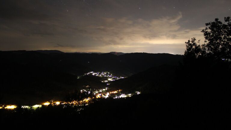 Dieses Bild zeigt eine Webcam-Aufnahme vom Achertal, aufgenommen am Freitag, den 21.08.2026 um 00:00 Uhr. Die Temperatur betrug 16.9°C.
