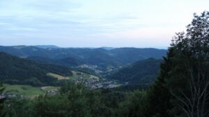 Dieses Bild zeigt eine Webcam-Aufnahme vom Achertal, aufgenommen am Montag, den 15.06.2026 um 21:30 Uhr. Die Temperatur betrug 15.9°C.