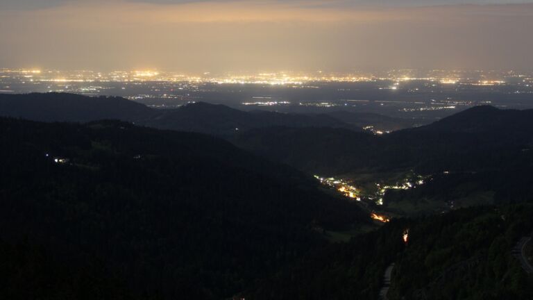 Dieses Bild zeigt eine Webcam-Aufnahme vom Achertal, aufgenommen am Mittwoch, den 07.05.2025 um 22:20 Uhr. Die Temperatur betrug 5.3°C.