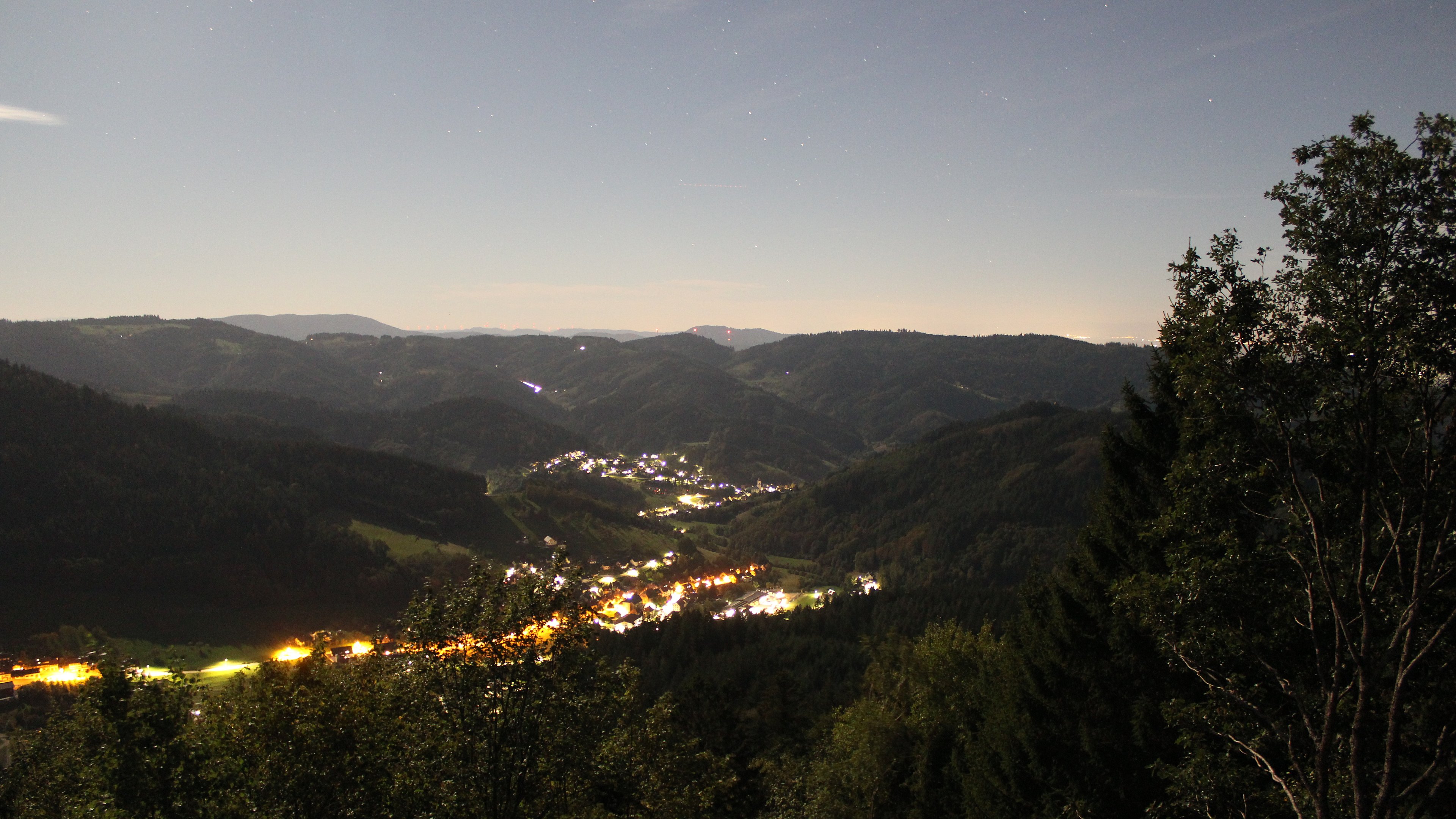 Dieses Bild zeigt eine Webcam-Aufnahme vom Achertal, aufgenommen am Mittwoch, den 23.09.2026 um 23:30 Uhr. Die Temperatur betrug 15.1°C.
