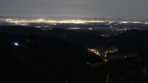 Dieses Bild zeigt eine Webcam-Aufnahme vom Achertal, aufgenommen am Dienstag, den 09.12.2025 um 04:30 Uhr. Die Temperatur betrug 8.9°C.