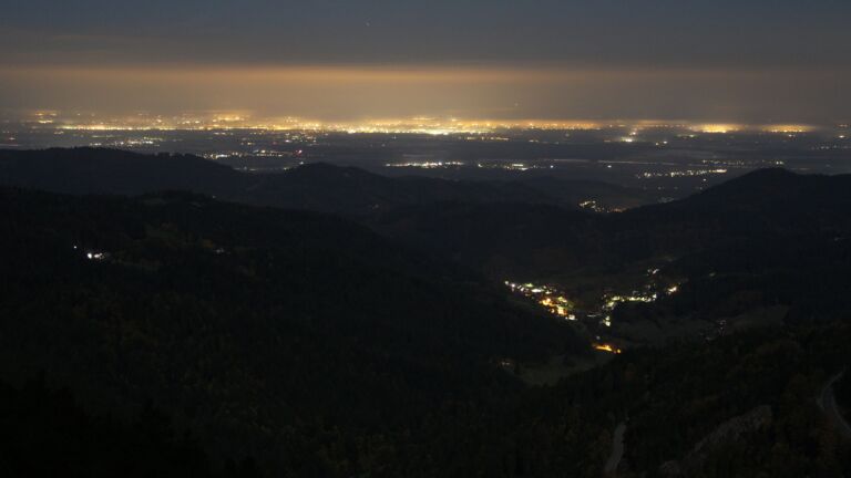 Dieses Bild zeigt eine Webcam-Aufnahme vom Achertal, aufgenommen am Sonntag, den 12.10.2025 um 01:30 Uhr. Die Temperatur betrug 6.6°C.