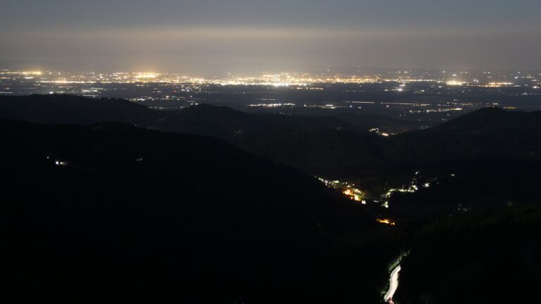 Dieses Bild zeigt eine Webcam-Aufnahme vom Achertal, aufgenommen am Freitag, den 11.07.2025 um 23:40 Uhr. Die Temperatur betrug 13.3°C.