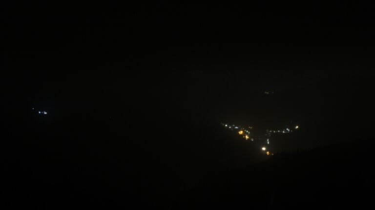 Dieses Bild zeigt eine Webcam-Aufnahme vom Achertal, aufgenommen am Dienstag, den 21.10.2025 um 21:30 Uhr. Die Temperatur betrug 7.9°C.