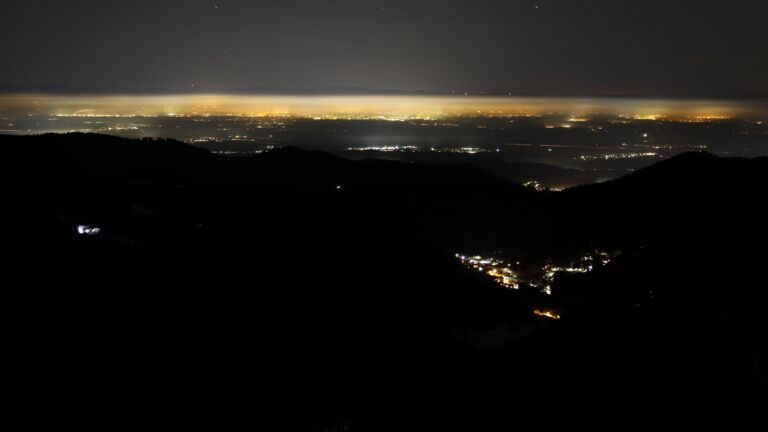 Dieses Bild zeigt eine Webcam-Aufnahme vom Achertal, aufgenommen am Sonntag, den 23.11.2025 um 00:30 Uhr. Die Temperatur betrug -4.4°C.