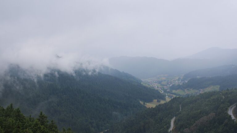 Dieses Bild zeigt eine Webcam-Aufnahme vom Achertal, aufgenommen am Montag, den 14.07.2025 um 13:20 Uhr. Die Temperatur betrug 14.9°C.