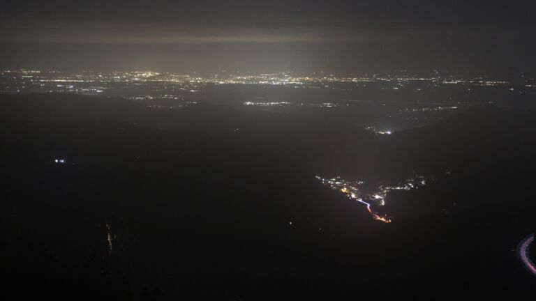 Dieses Bild zeigt eine Webcam-Aufnahme vom Achertal, aufgenommen am Dienstag, den 17.03.2026 um 20:30 Uhr. Die Temperatur betrug 2.1°C.