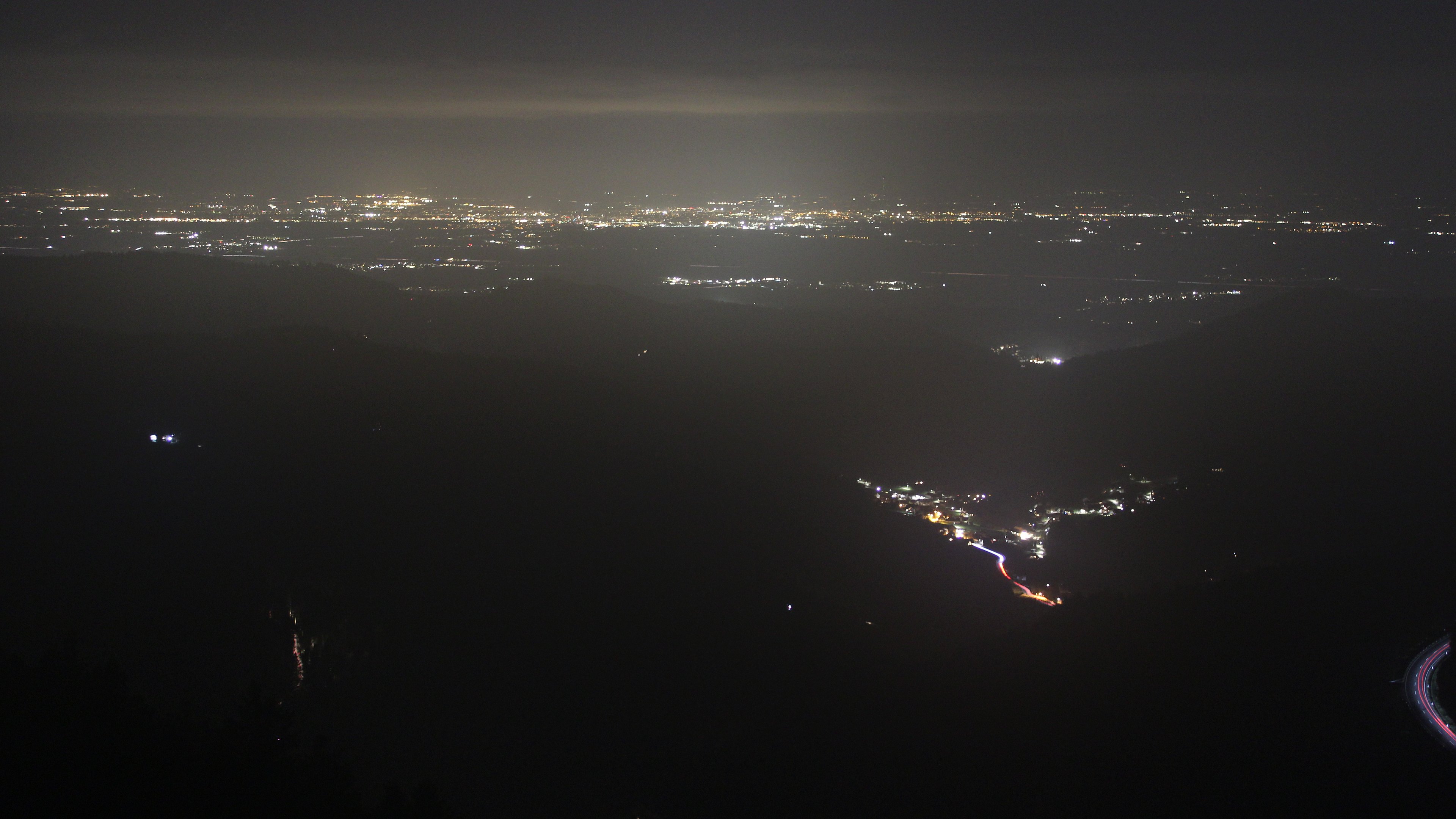 Dieses Bild zeigt eine Webcam-Aufnahme vom Achertal, aufgenommen am Dienstag, den 17.03.2026 um 20:30 Uhr. Die Temperatur betrug 2.1°C.