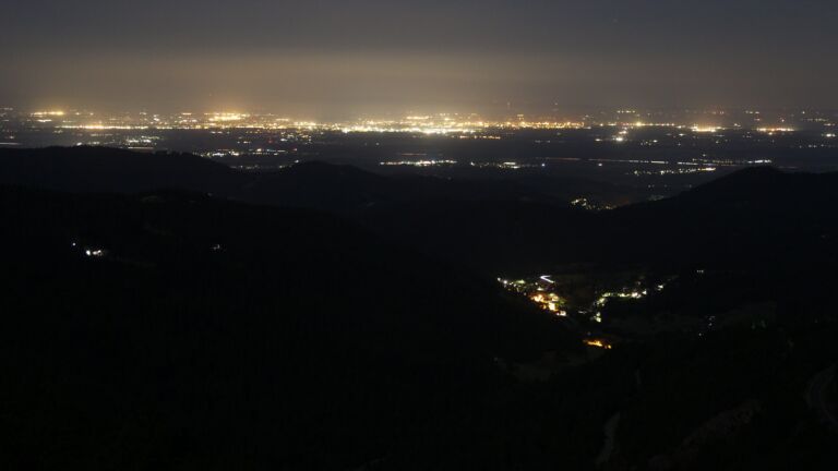 Dieses Bild zeigt eine Webcam-Aufnahme vom Achertal, aufgenommen am Freitag, den 18.07.2025 um 03:50 Uhr. Die Temperatur betrug 13.9°C.