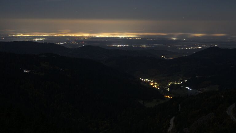 Dieses Bild zeigt eine Webcam-Aufnahme vom Achertal, aufgenommen am Sonntag, den 12.10.2025 um 04:30 Uhr. Die Temperatur betrug 6.1°C.