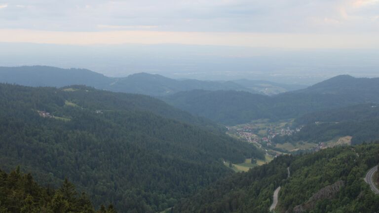 Dieses Bild zeigt eine Webcam-Aufnahme vom Achertal, aufgenommen am Freitag, den 23.05.2025 um 06:20 Uhr. Die Temperatur betrug 3.4°C.