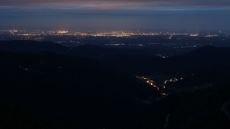 Dieses Bild zeigt eine Webcam-Aufnahme vom Achertal, aufgenommen am Dienstag, den 27.05.2025 um 22:10 Uhr. Die Temperatur betrug 10.9°C.
