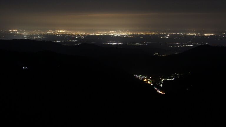 Dieses Bild zeigt eine Webcam-Aufnahme vom Achertal, aufgenommen am Donnerstag, den 16.04.2026 um 01:00 Uhr. Die Temperatur betrug 6.8°C.