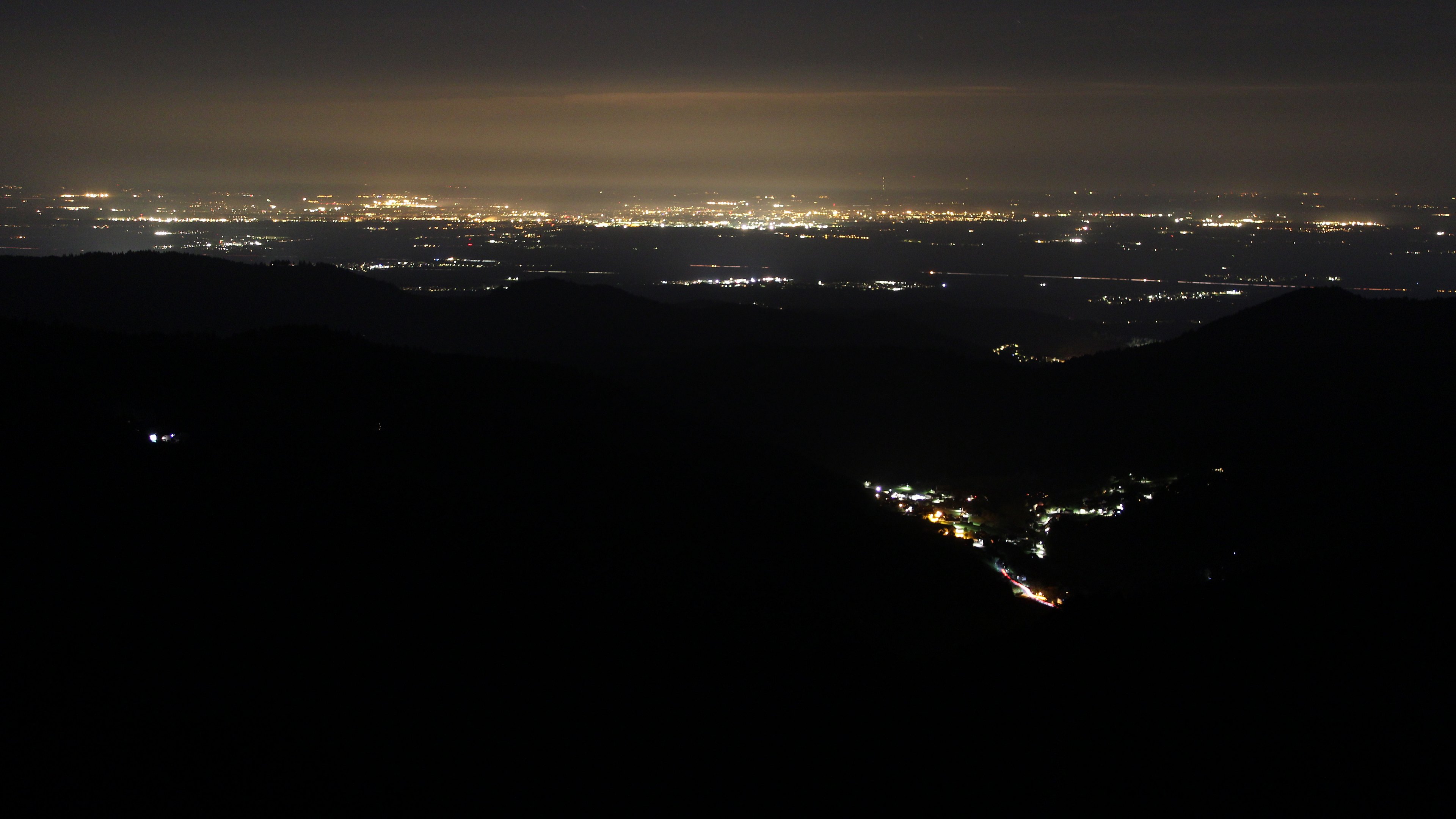 Dieses Bild zeigt eine Webcam-Aufnahme vom Achertal, aufgenommen am Donnerstag, den 16.04.2026 um 01:00 Uhr. Die Temperatur betrug 6.8°C.