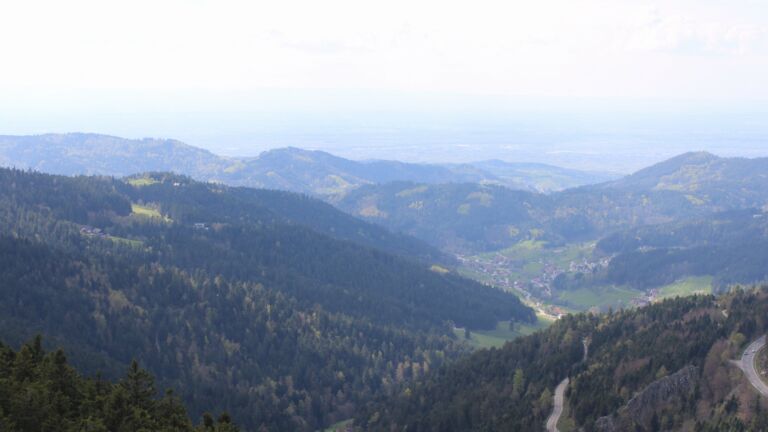 Dieses Bild zeigt eine Webcam-Aufnahme vom Achertal, aufgenommen am Freitag, den 17.04.2026 um 15:20 Uhr. Die Temperatur betrug 15.4°C.