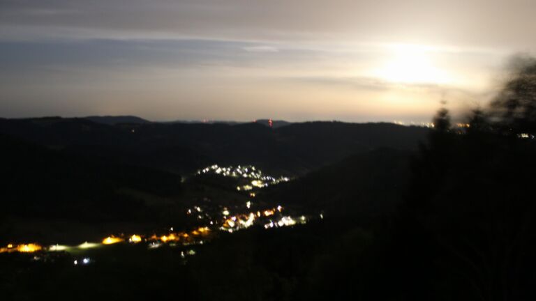 Dieses Bild zeigt eine Webcam-Aufnahme vom Achertal, aufgenommen am Donnerstag, den 27.08.2026 um 04:50 Uhr. Die Temperatur betrug 22.7°C.
