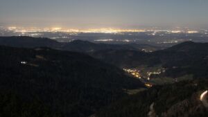 Dieses Bild zeigt eine Webcam-Aufnahme vom Achertal, aufgenommen am Donnerstag, den 05.03.2026 um 01:00 Uhr. Die Temperatur betrug 4.6°C.