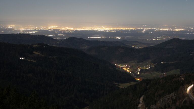 Dieses Bild zeigt eine Webcam-Aufnahme vom Achertal, aufgenommen am Donnerstag, den 05.03.2026 um 01:00 Uhr. Die Temperatur betrug 4.6°C.