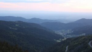 Dieses Bild zeigt eine Webcam-Aufnahme vom Achertal, aufgenommen am Montag, den 19.05.2025 um 21:20 Uhr. Die Temperatur betrug 12.9°C.
