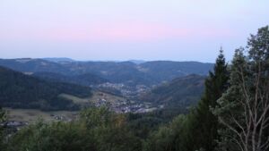 Dieses Bild zeigt eine Webcam-Aufnahme vom Achertal, aufgenommen am Donnerstag, den 27.08.2026 um 06:30 Uhr. Die Temperatur betrug 23°C.