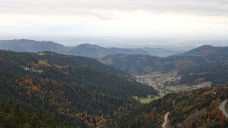 Dieses Bild zeigt eine Webcam-Aufnahme vom Achertal, aufgenommen am Freitag, den 17.10.2025 um 16:00 Uhr. Die Temperatur betrug 7°C.