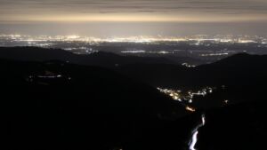 Dieses Bild zeigt eine Webcam-Aufnahme vom Achertal, aufgenommen am Freitag, den 03.04.2026 um 21:30 Uhr. Die Temperatur betrug 5.2°C.