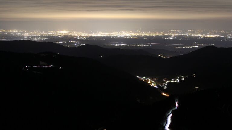 Dieses Bild zeigt eine Webcam-Aufnahme vom Achertal, aufgenommen am Freitag, den 03.04.2026 um 21:30 Uhr. Die Temperatur betrug 5.2°C.