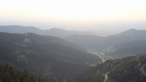 Dieses Bild zeigt eine Webcam-Aufnahme vom Achertal, aufgenommen am Freitag, den 17.04.2026 um 19:30 Uhr. Die Temperatur betrug 13.4°C.