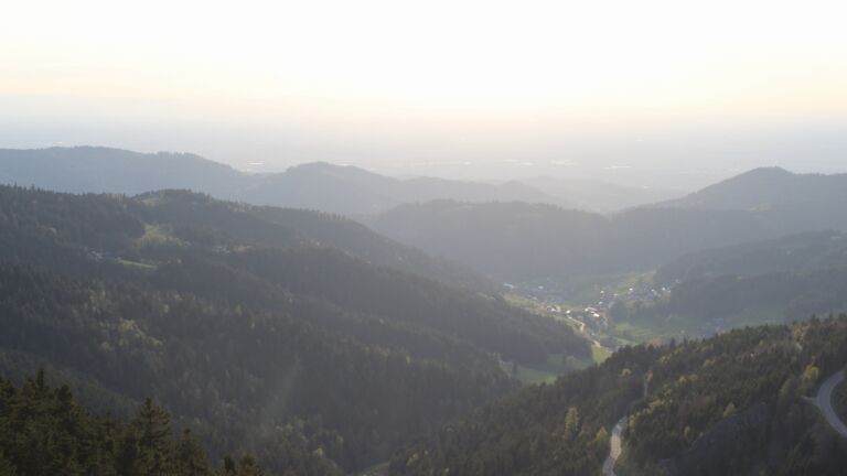 Dieses Bild zeigt eine Webcam-Aufnahme vom Achertal, aufgenommen am Freitag, den 17.04.2026 um 19:30 Uhr. Die Temperatur betrug 13.4°C.