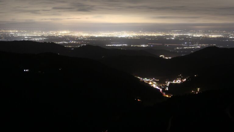 Dieses Bild zeigt eine Webcam-Aufnahme vom Achertal, aufgenommen am Freitag, den 19.12.2025 um 21:30 Uhr. Die Temperatur betrug 6.6°C.