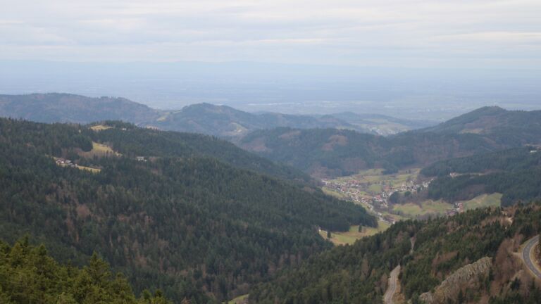 Dieses Bild zeigt eine Webcam-Aufnahme vom Achertal, aufgenommen am Freitag, den 19.12.2025 um 14:20 Uhr. Die Temperatur betrug 7.4°C.