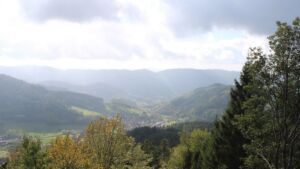 Dieses Bild zeigt eine Webcam-Aufnahme vom Achertal, aufgenommen am Mittwoch, den 28.10.2026 um 13:30 Uhr. Die Temperatur betrug 10.9°C.