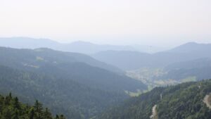 Dieses Bild zeigt eine Webcam-Aufnahme vom Achertal, aufgenommen am Freitag, den 13.06.2025 um 16:40 Uhr. Die Temperatur betrug 28.8°C.
