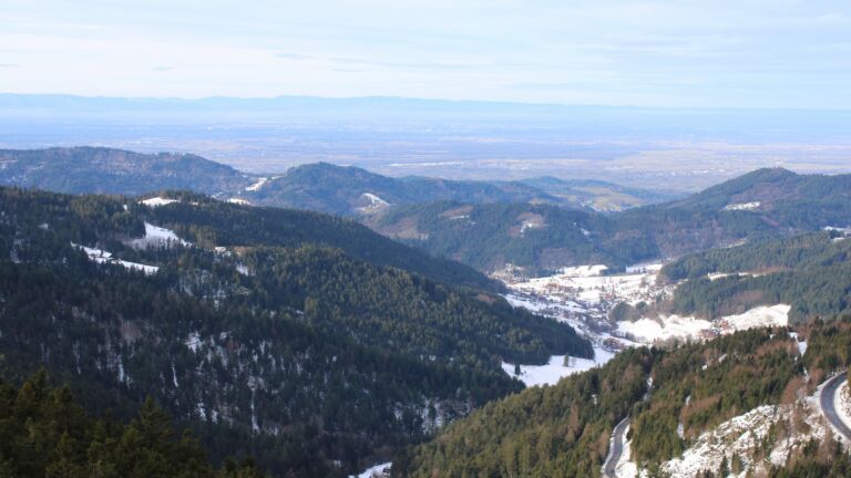 Dieses Bild zeigt eine Webcam-Aufnahme vom Achertal, aufgenommen am Dienstag, den 13.01.2026 um 11:20 Uhr. Die Temperatur betrug 6.8°C.