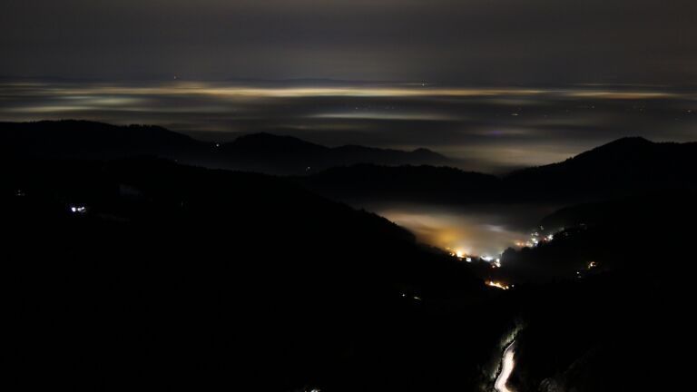 Dieses Bild zeigt eine Webcam-Aufnahme vom Achertal, aufgenommen am Samstag, den 17.01.2026 um 22:30 Uhr. Die Temperatur betrug 6.1°C.