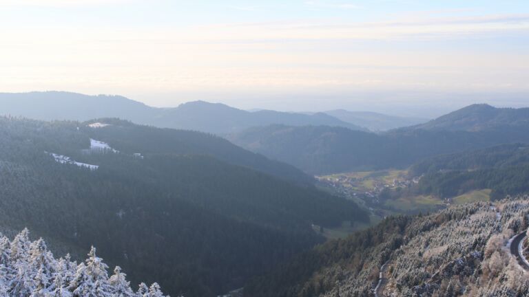 Dieses Bild zeigt eine Webcam-Aufnahme vom Achertal, aufgenommen am Donnerstag, den 27.11.2025 um 15:10 Uhr. Die Temperatur betrug -1°C.