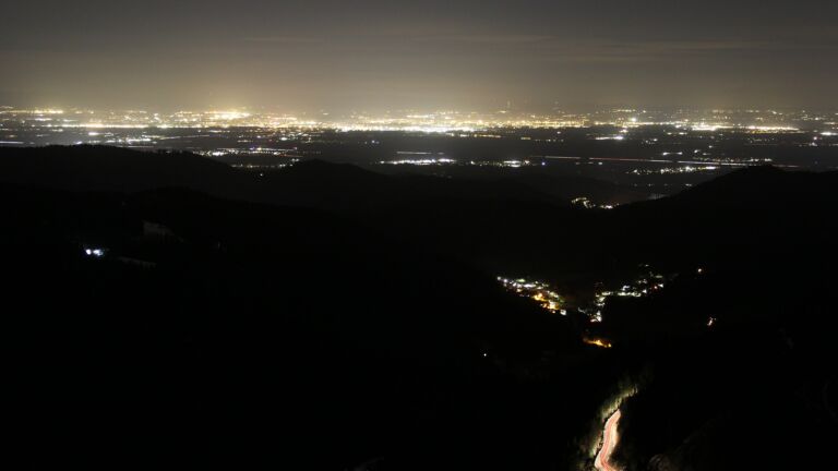 Dieses Bild zeigt eine Webcam-Aufnahme vom Achertal, aufgenommen am Freitag, den 16.01.2026 um 05:30 Uhr. Die Temperatur betrug 4.8°C.