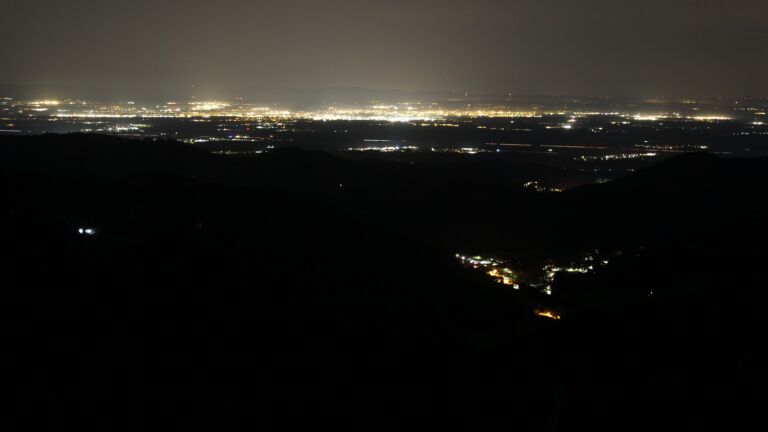 Dieses Bild zeigt eine Webcam-Aufnahme vom Achertal, aufgenommen am Donnerstag, den 13.11.2025 um 01:30 Uhr. Die Temperatur betrug 13.5°C.