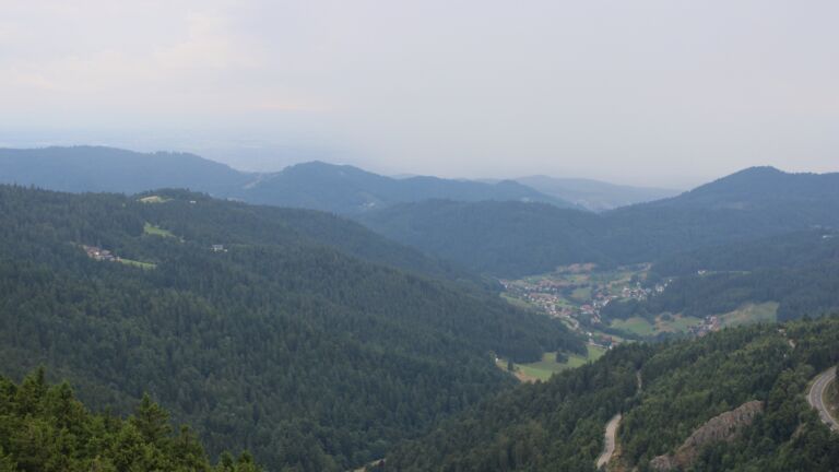 Dieses Bild zeigt eine Webcam-Aufnahme vom Achertal, aufgenommen am Samstag, den 26.07.2025 um 18:40 Uhr. Die Temperatur betrug 15.1°C.