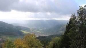 Dieses Bild zeigt eine Webcam-Aufnahme vom Achertal, aufgenommen am Mittwoch, den 28.10.2026 um 12:50 Uhr. Die Temperatur betrug 10.8°C.