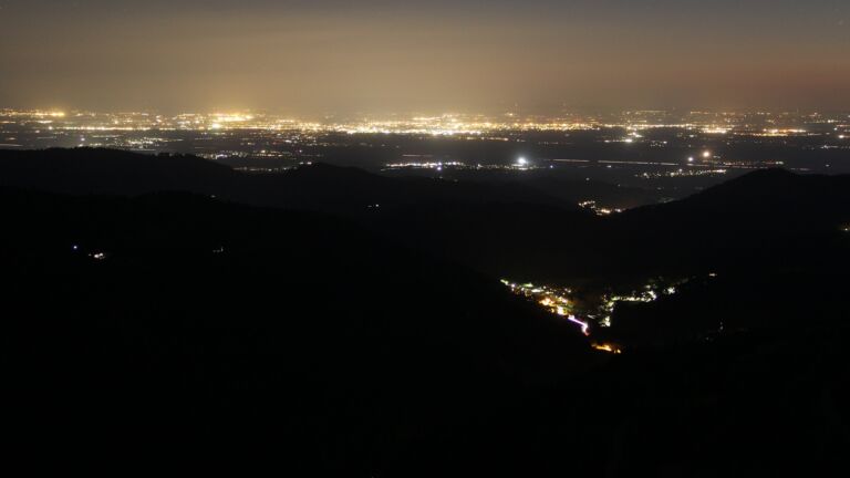 Dieses Bild zeigt eine Webcam-Aufnahme vom Achertal, aufgenommen am Mittwoch, den 30.04.2025 um 22:20 Uhr. Die Temperatur betrug 15.2°C.