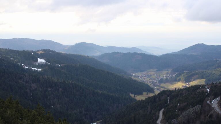 Dieses Bild zeigt eine Webcam-Aufnahme vom Achertal, aufgenommen am Sonntag, den 01.02.2026 um 15:40 Uhr. Die Temperatur betrug 4.9°C.